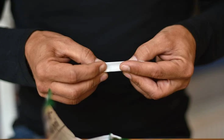 Γιατί όσοι κάνουν στριφτό τσιγάρο δυσκολεύονται να το κόψουν -Τι έδειξε νέα έρευνα